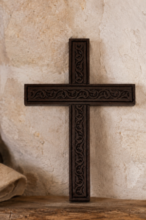 Croix de Maaloula en bois foncé, artisanat syrien