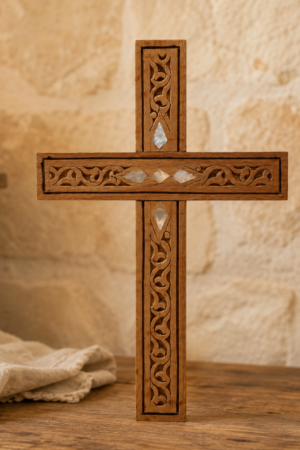 Croix de Maaloula en bois clair incrustée de nacre, artisanat syrien