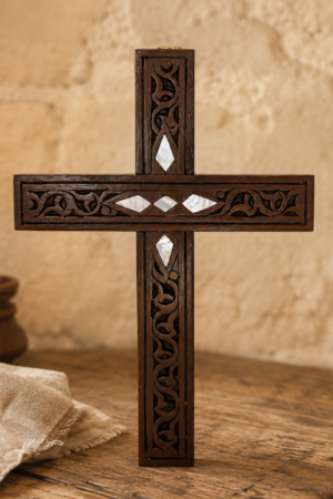Croix de Maaloula en bois foncé incrustée de nacre, artisanat syrien